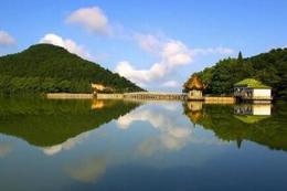 点击打开景区内景点:芦林湖的详细介绍…